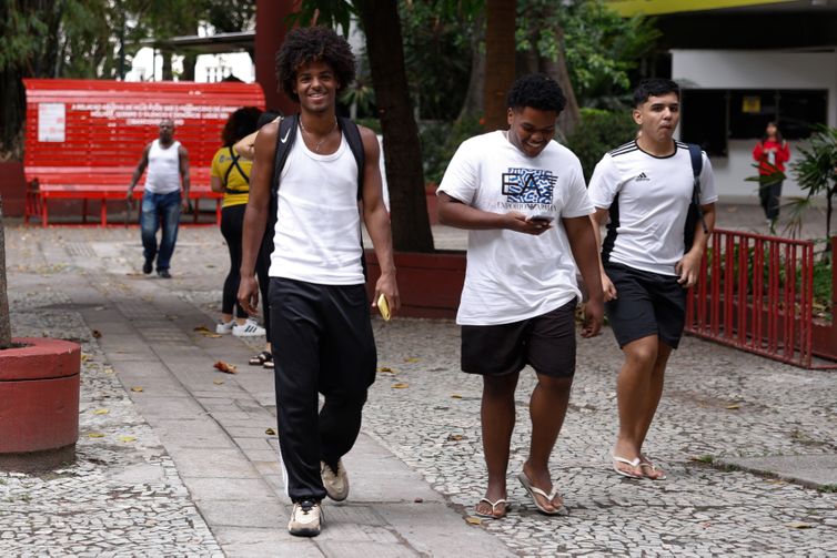 Enem 2025: prazo para pedir isenção da taxa acaba nesta sexta