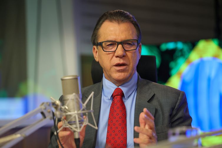 Jornada 6x1 é cruel, diz ministro do Trabalho, Luiz Marinho