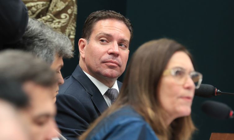 Moraes determina suspensão parcial da ação do golpe contra Ramagem