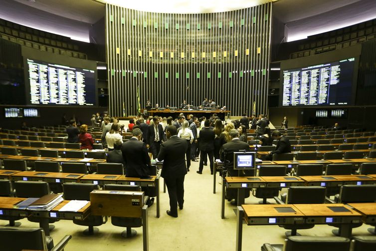 Projeto que aumenta número de deputados para 531 tem urgência aprovada
