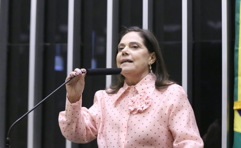 Câmara aprova projeto que amplia repasses de royalties do petróleo para a assistência estudantil