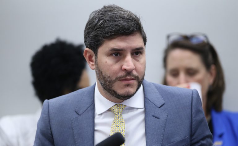 Comissão aprova previsão de programa de intercâmbio para estudantes do ensino médio no exterior