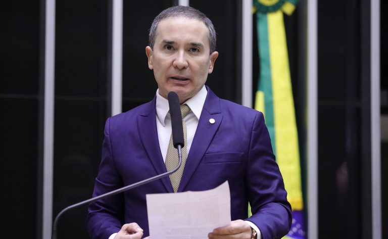 Comissão aprova projeto que torna obrigatório bicicletário, guarda-volumes e vestiário em prédios públicos