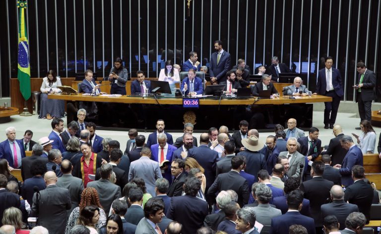Deputados analisam projeto que reforça medida protetiva em caso de aproximação do agressor; acompanhe
