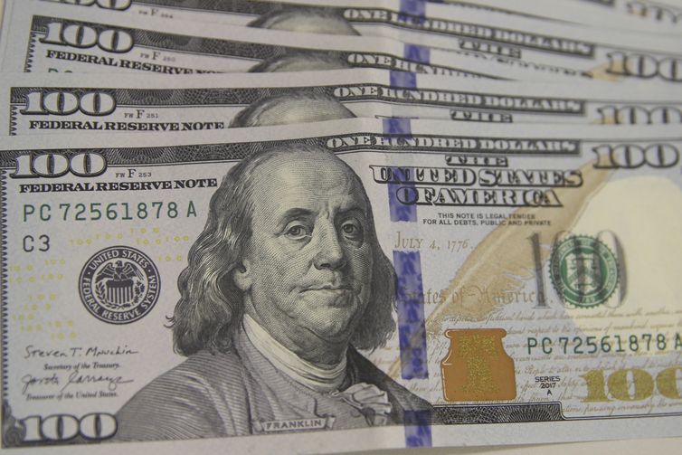 Dólar cai para R$ 5,43 e atinge menor valor desde setembro