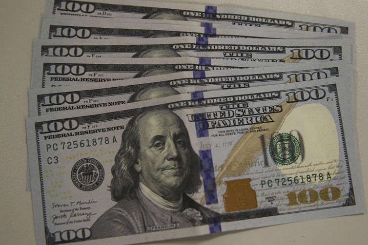 Dólar cai para R$ 5,48 na contramão do mercado externo
