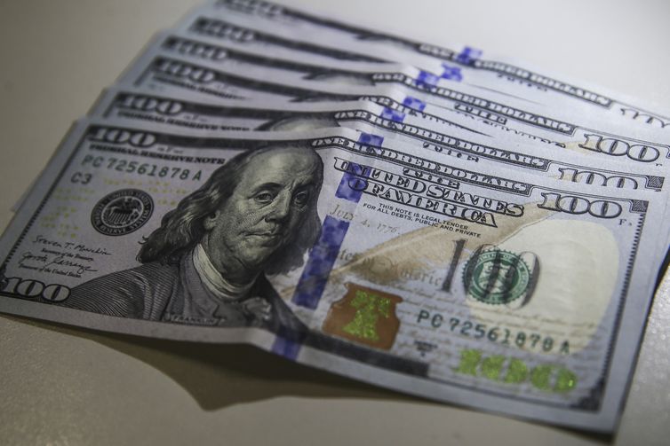 Dólar fecha abaixo de R$ 5,50 pela primeira vez em oito meses
