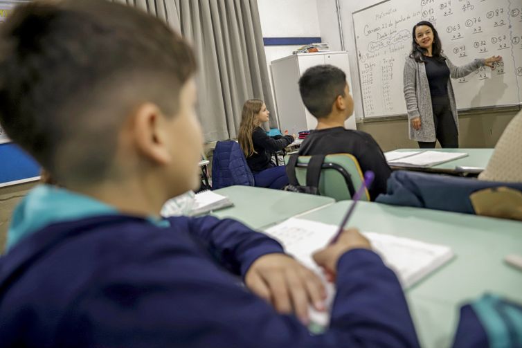Olimpíada de matemática das escolas públicas aplica prova nesta terça
