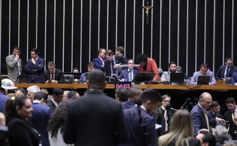 Aprovada em 1º turno PEC que altera regras para pagamento de precatórios