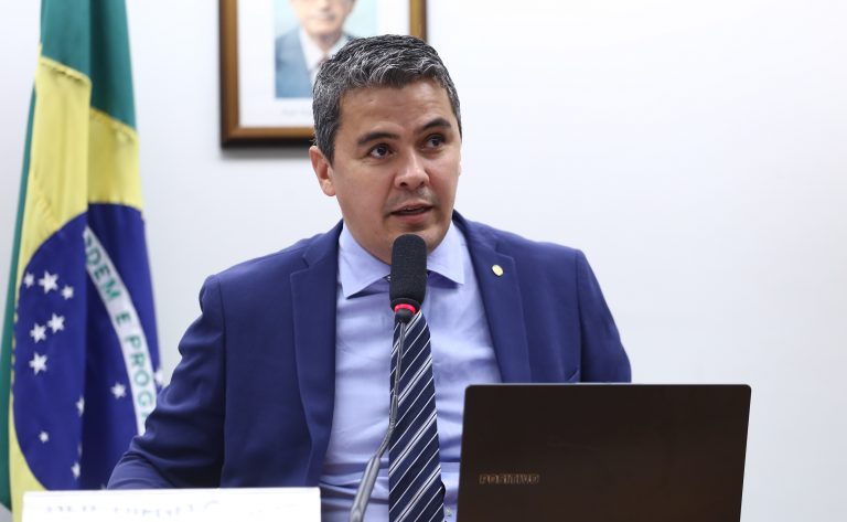 CCJ aprova assistência integral pelo SUS a crianças dependentes químicas