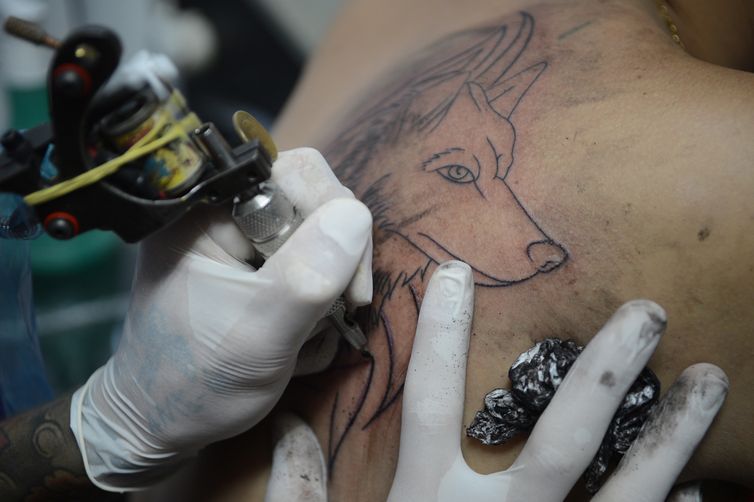 CFM proíbe anestesia para a realização de tatuagens 