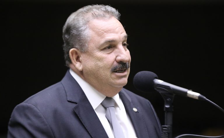 Comissão aprova projeto que regulamenta a profissão de cuidador de idosos