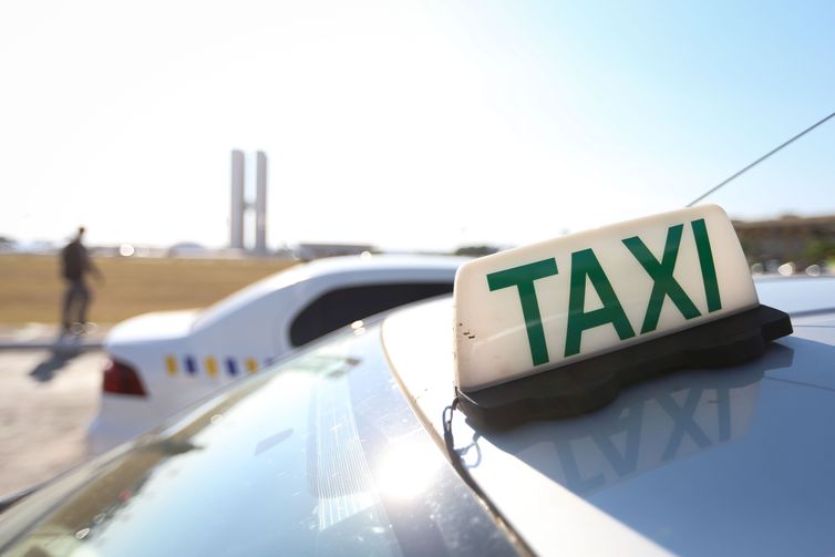 Fim da taxa de verificação de taxímetros beneficiará 300 mil taxistas