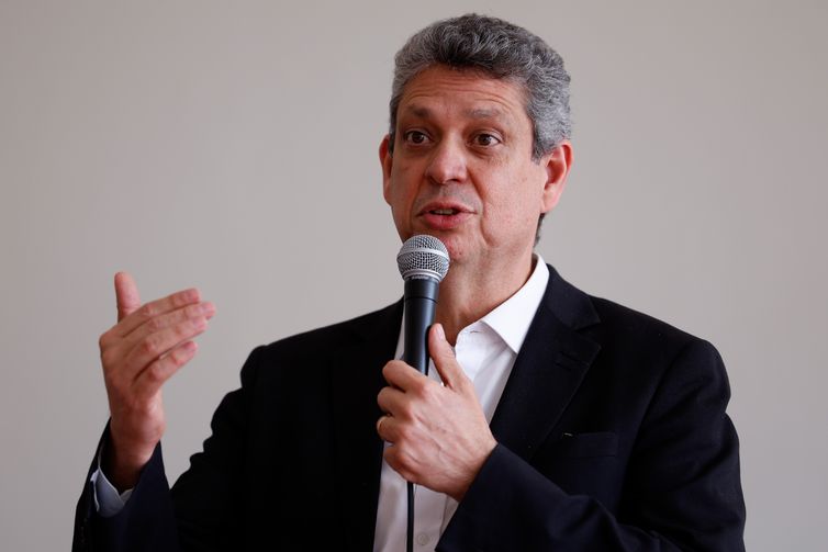 Governo defende justiça tributária e não alta de imposto, diz ministro