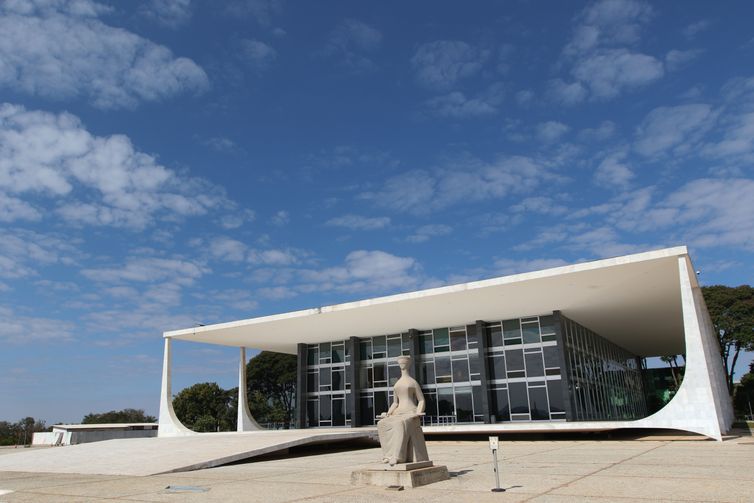 Moraes abre apuração sobre insider trading antes de tarifaço de Trump