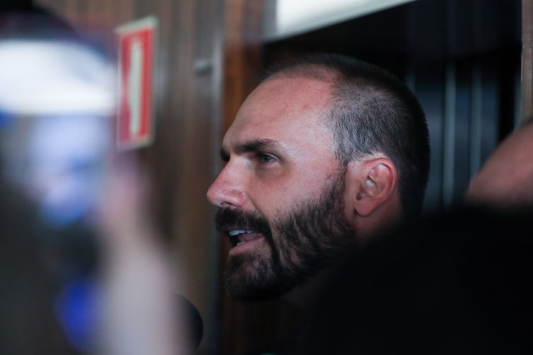 Moraes determina bloqueio de bens e contas de Eduardo Bolsonaro 