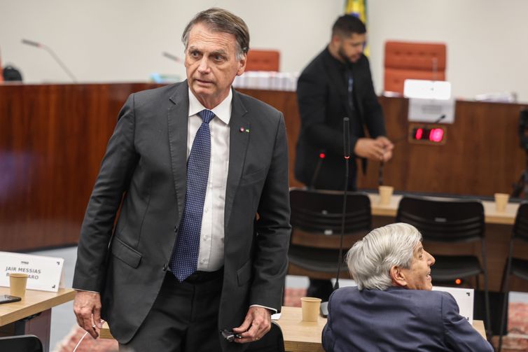 Defesa de Bolsonaro recorre contra prisão domiciliar 