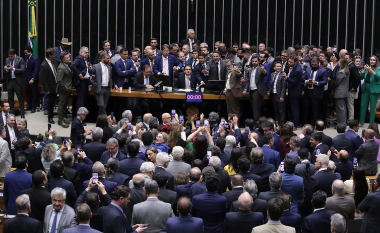 Deputada acusada de agredir Nikolas não entra em lista de denunciados