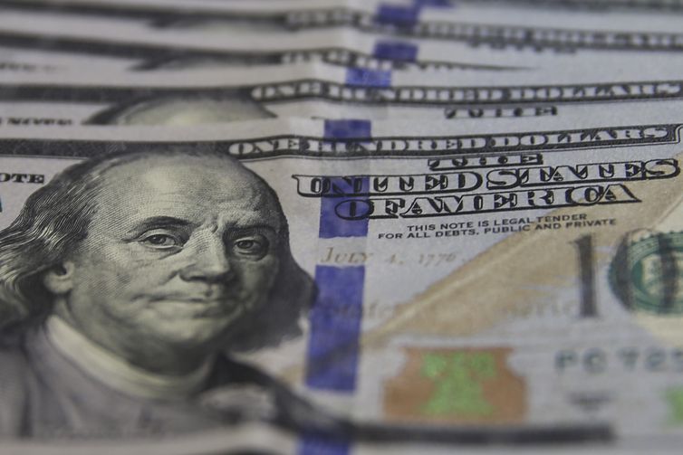 Dólar cai para R$ 5,38 e fecha no menor valor em mais de um ano