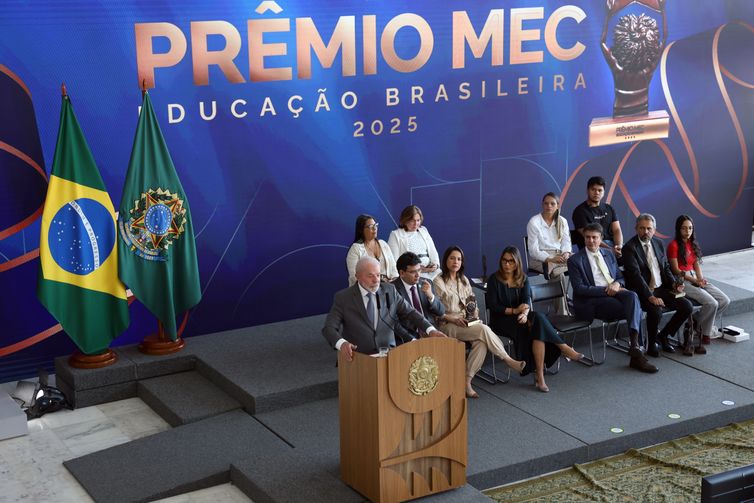 Evasão escolar é questão de Estado, diz Lula na entrega do Prêmio MEC