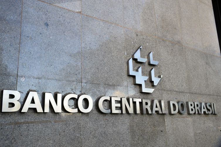 Mercado financeiro reduz previsão da inflação para 4,95%