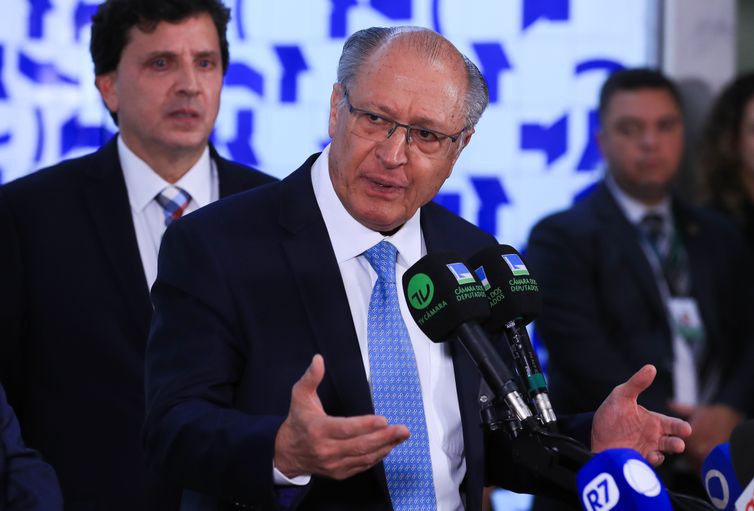 Na Câmara, Alckmin pede urgência em propostas sobre exportações