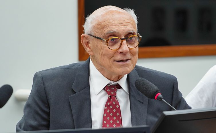 Suplicy passa mal e é internado em Maricá