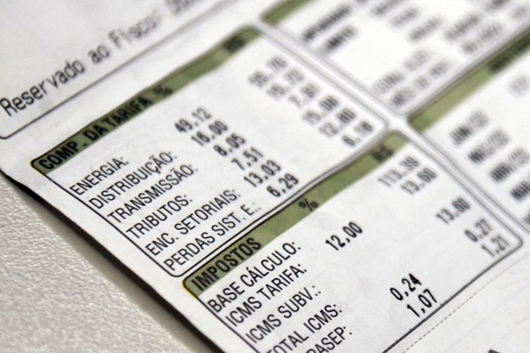 Aneel reduz bandeira para vermelha 1 na conta de luz em outubro