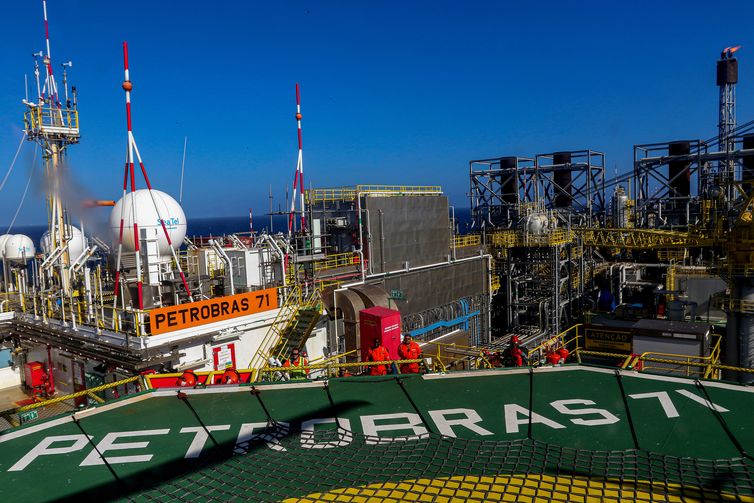 Brasil bate pela 1ª vez marca de 5 milhões de barris de petróleo e gás