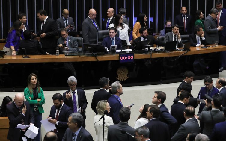 Câmara derruba voto secreto em PEC da Blindagem por falta de quórum