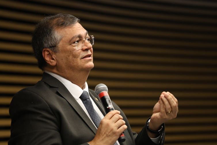 Dino determina que PF investigue conduta de Bolsonaro durante pandemia