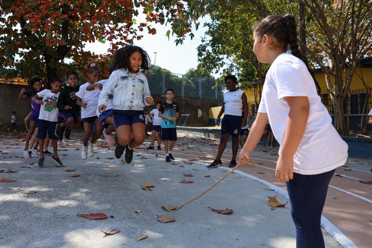 Sem celulares, desempenho escolar e socialização melhoram no Rio