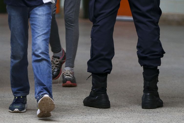 TCE suspende processos seletivos para escolas cívico-militares em SP