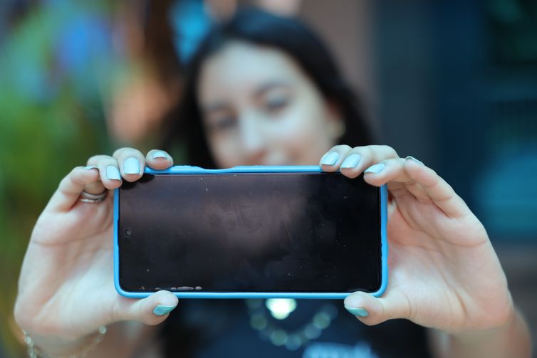 Cai de 51% para 37% uso de internet nas escolas por adolescentes