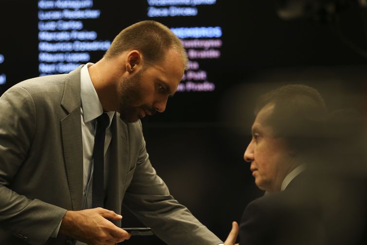 Moraes manda DPU assumir a defesa de Eduardo Bolsonaro no STF