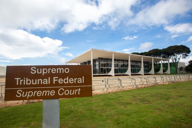 STF inicia julgamento sobre vínculo de emprego de motoristas de apps