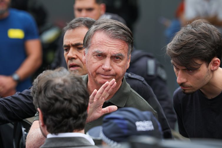 Moraes autoriza Bolsonaro a receber comida especial na prisão
