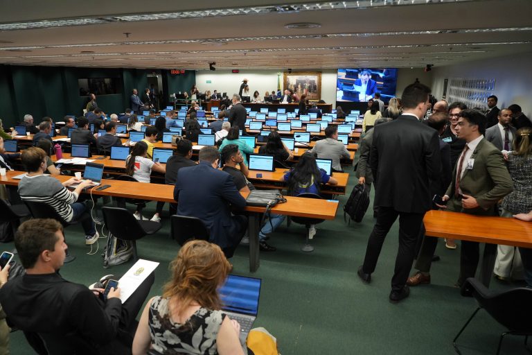 Comissão aprova projetos de homenagens e criação de datas nacionais