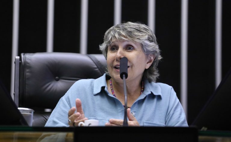 Deputada defende caráter multidisciplinar no enfrentamento ao HIV/Aids