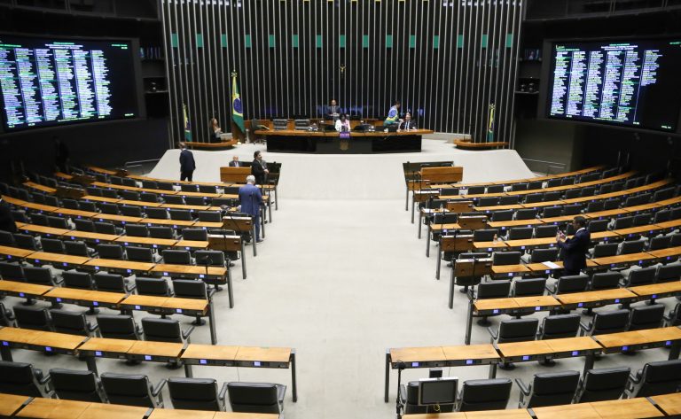 Deputados analisam projeto sobre regularização de imóveis rurais em áreas de fronteira; acompanhe