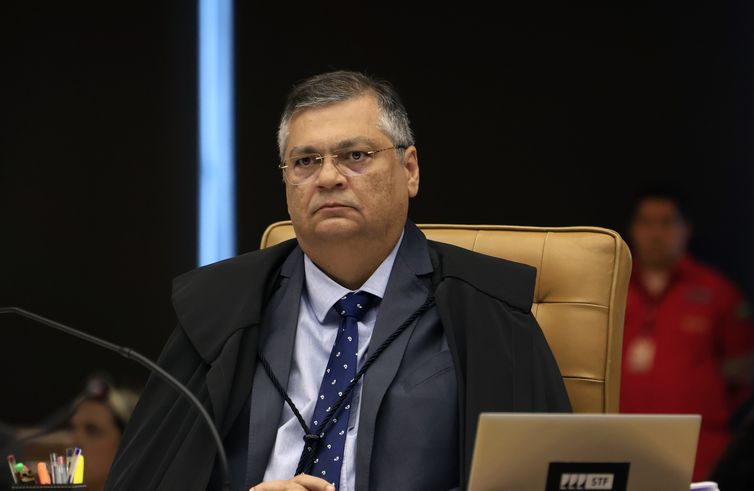 Ministro proíbe repasse de emendas para Eduardo Bolsonaro e Ramagem