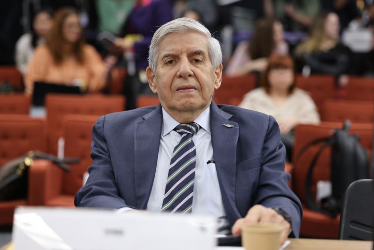 Moraes manda Heleno passar por perícia médica em 15 dias